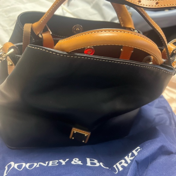 Like new still have the tags comes with dust bag - Picture 2 of 3